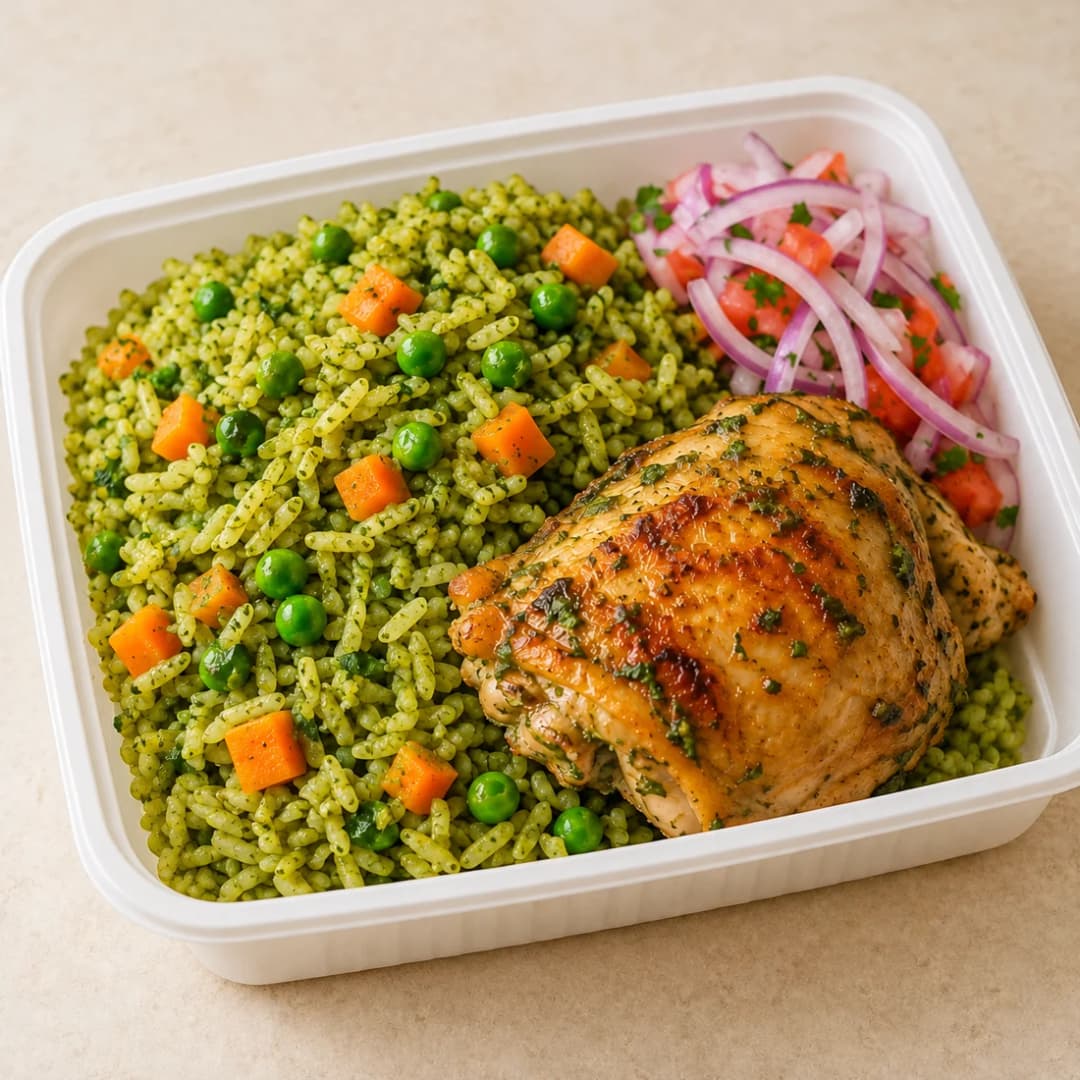 Arroz con pollo peruano y salsa criolla en un envase plástico descartable; imagen referencial
